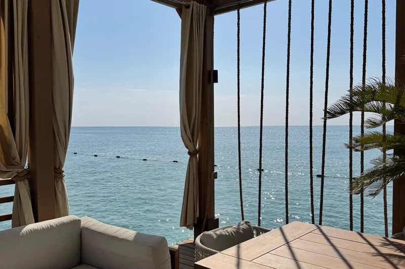 Solárium con pérgola y vistas al mar