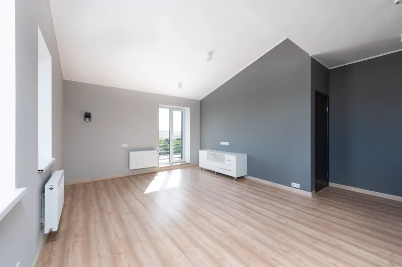Estancia vacía con suelo de madera clara