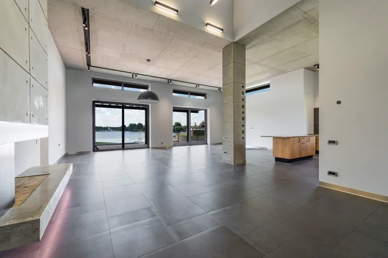Salón diáfano con ventanales al exterior