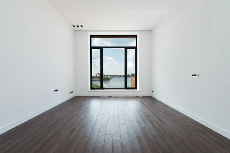 Estancia vacía con ventanales al exterior