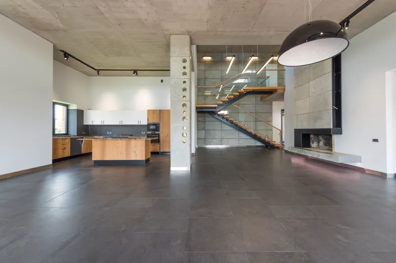 Salón diáfano con la cocina al fondo