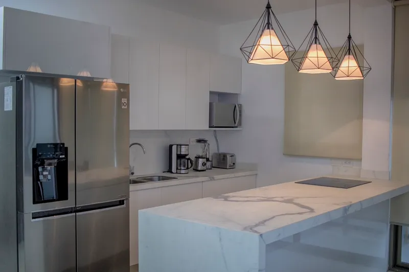 Cocina con isla y encimera de piedra