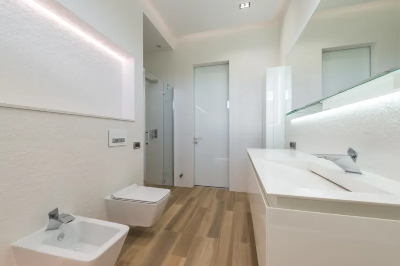 Baño principal, acabados en blanco