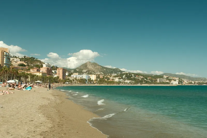 Playa de Málaga con la montaña al fondo